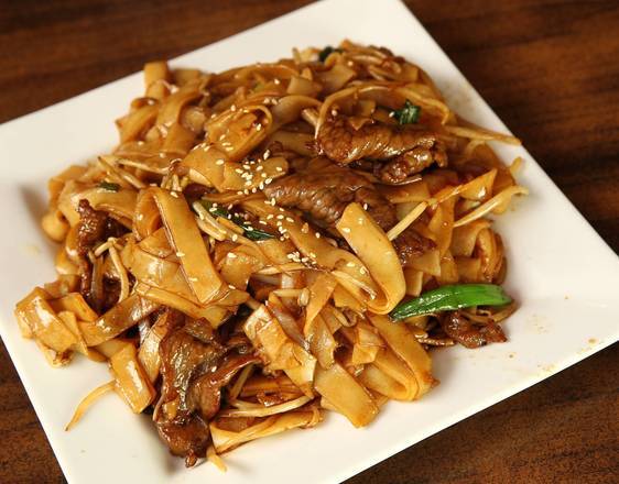 Sautéed Beef Fried Rice Noodle with Swiss Sauce 瑞士汁干炒牛河